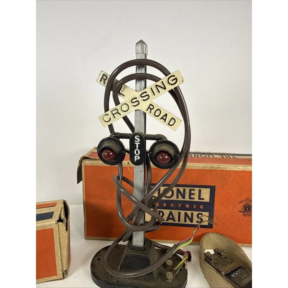 Lionel O Gauge No 154 Flashing Road Crossing Signal + Lionel RCS Track Only